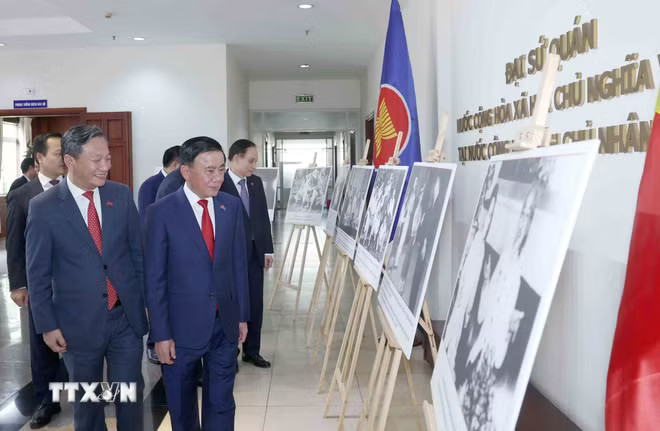 Thường trực Ban Bí thư Trần Cẩm Tú thăm Đại sứ quán Việt Nam tại Lào. (Ảnh: Phương Hoa/TTXVN) ttxvn-thuong-truc-ban-bi-thu-tran-cam-tu-gap-go-cong-dong-nguoi-viet-tai-lao-6-resize.jpg