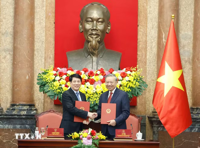 Tổng Bí thư, Chủ tịch nước Tô Lâm và đồng chí Lương Cường, nguyên Ủy viên Bộ Chính trị, nguyên Chủ nước tại lễ bàn giao. (Ảnh: Thống Nhất/TTXVN) ttxvn-le-ban-giao-cong-tac-chu-tich-nuoc-3.jpg