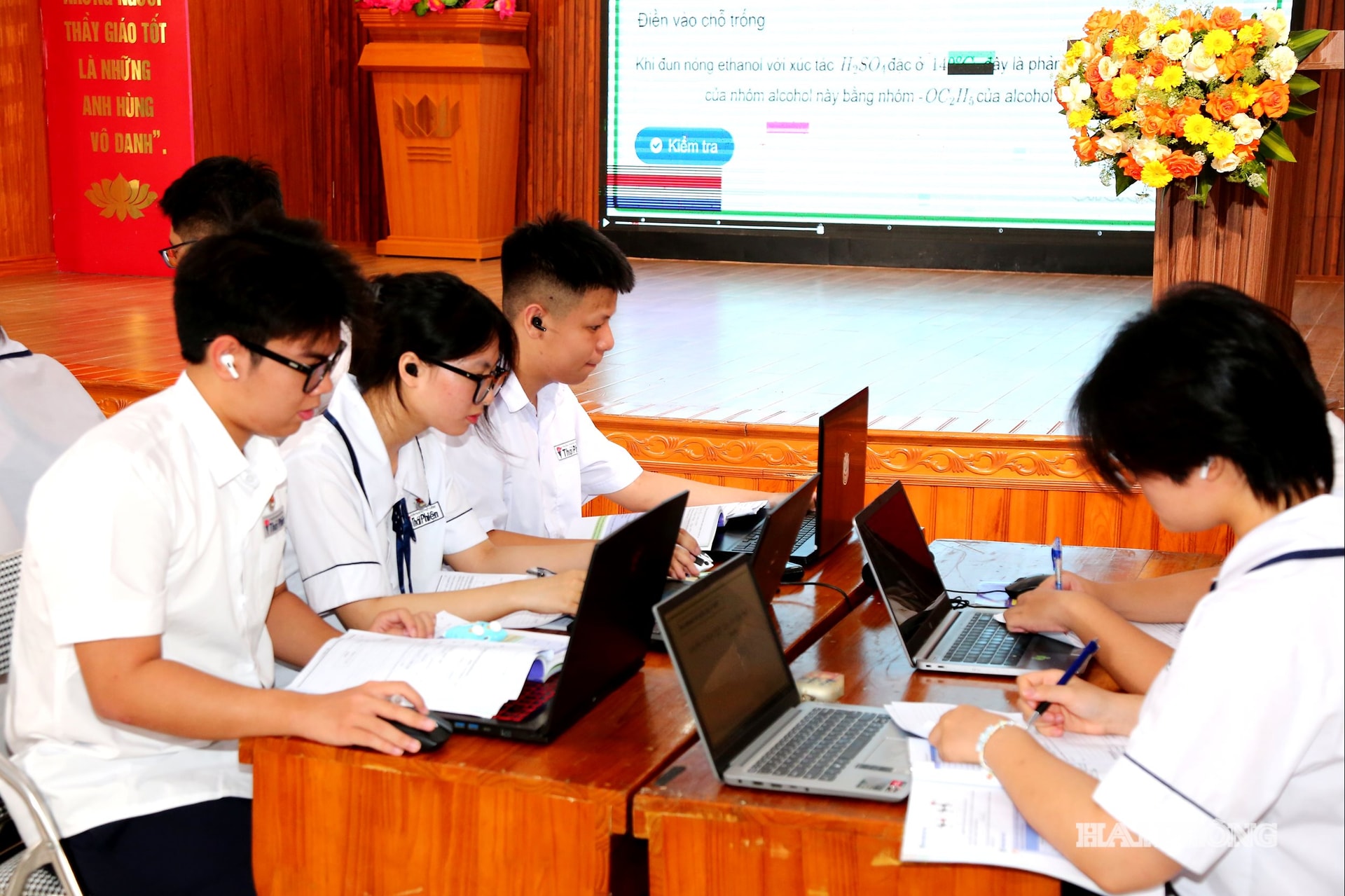 Học sinh cập nhật bài học trên máy tính