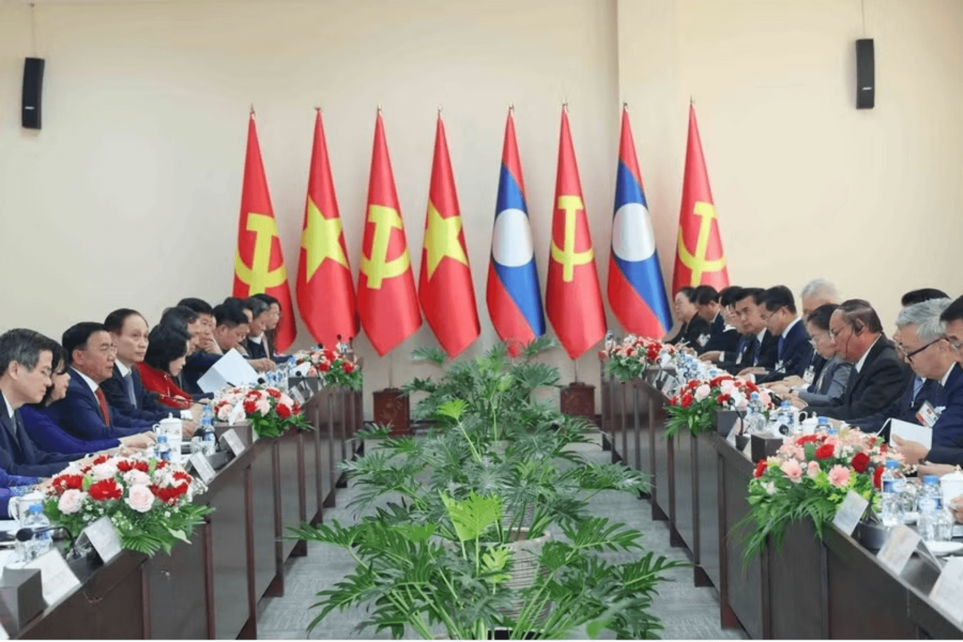viet-nam-lao.png