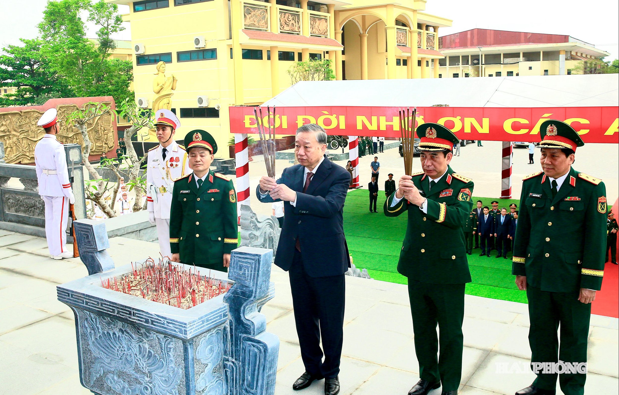 Đồng chí Tô Lâm, Tổng Bí thư; Chủ tịch nước cùng các đồng chis lãnh đạo Bộ Quốc phòng, Quân Khu Ba dâng hương tại Nhà tiowngr niệm các Anh hingf liệt si x Quân Khu Ba