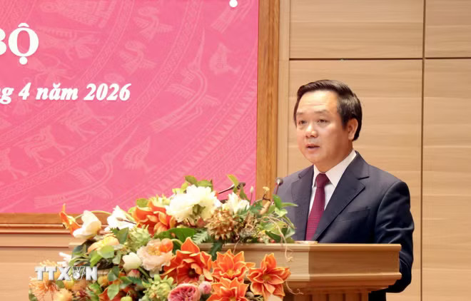 Đồng chí Phạm Quang Ngọc, Ủy viên Trung ương Đảng, Bí thư Tỉnh ủy Hưng Yên phát biểu tại Hội nghị. (Ảnh: Đinh Văn Nhiều/TTXVN) ttxvn-1004-bi-thu-tinh-uy-hung-yen-pham-quang-ngoc-2.jpg