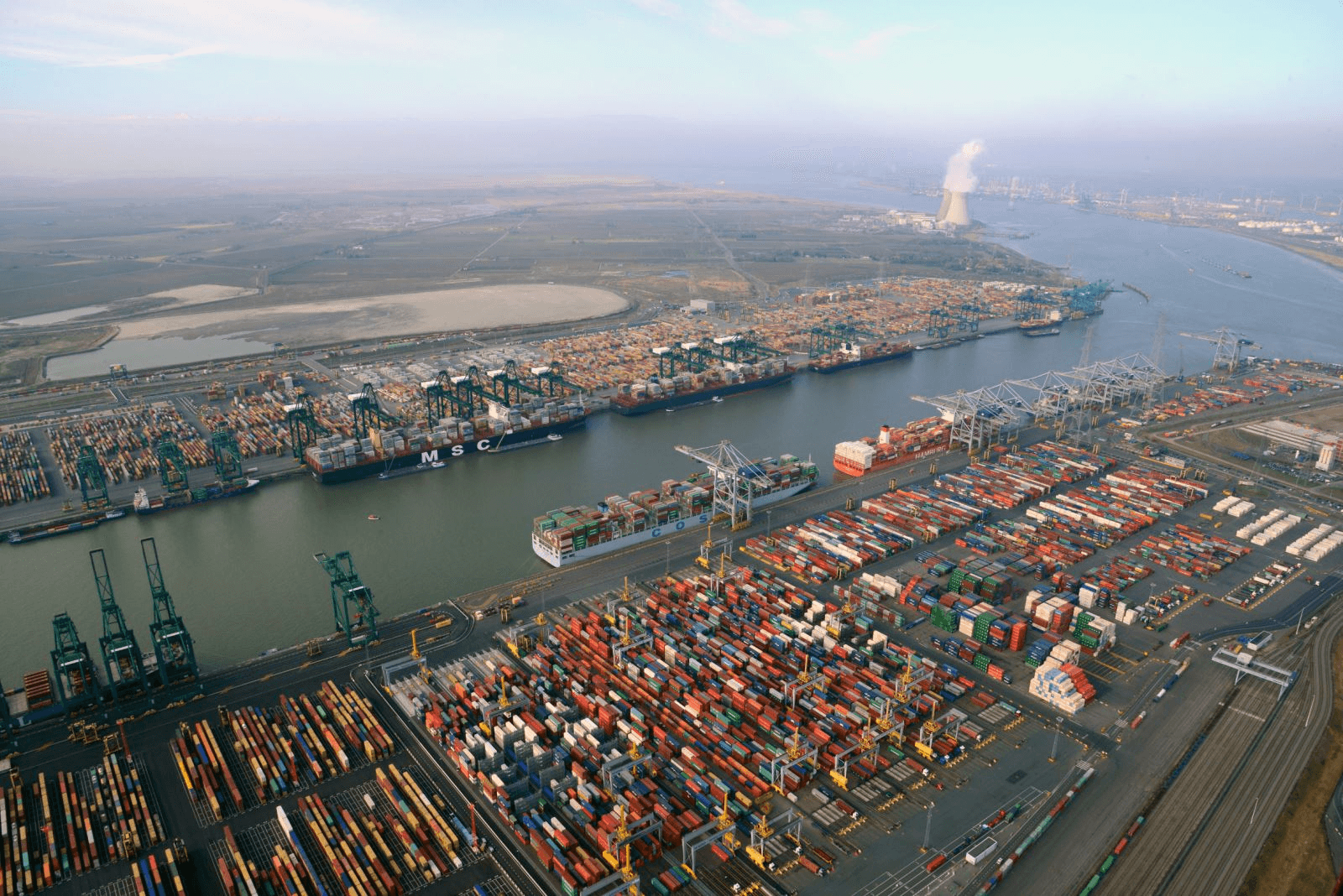 Cảng Antwerp là cảng lớn thứ hai ở châu Âu về khối lượng vận chuyển hàng hóa. Ảnh: Oevz