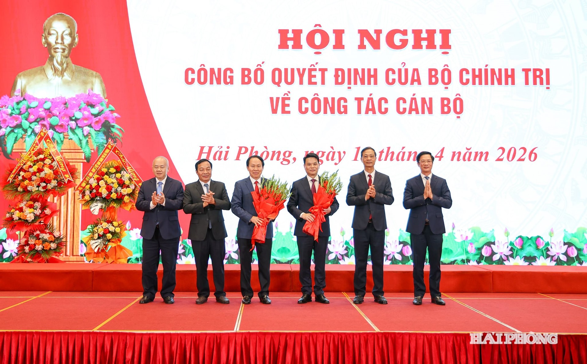 Các đống chí Phó Bí thư Thành uỷ tặng hoa chúc mừng đồng chí Phó Thủ tướng Lê Tiến Châu và đồng chí Bí thư Thành uỷ Lê Ngọc Châu