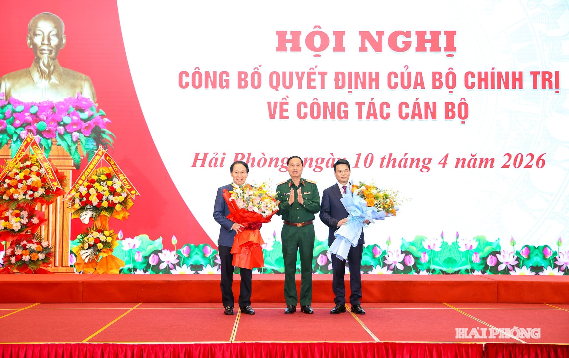 Thiếu tướng Nguyễn Đức Dũng, Phó Tư lệnh kiêm Tham Mưu trưởng Bộ Tư lệnh Quân Khu 3 tặng hoa chúc mừng tặng hoa chúc mừng đồng chí Phó Thủ tướng Lê Tiến Châu và đồng chí Bí thư Thành uỷ Lê Ngọc Châu