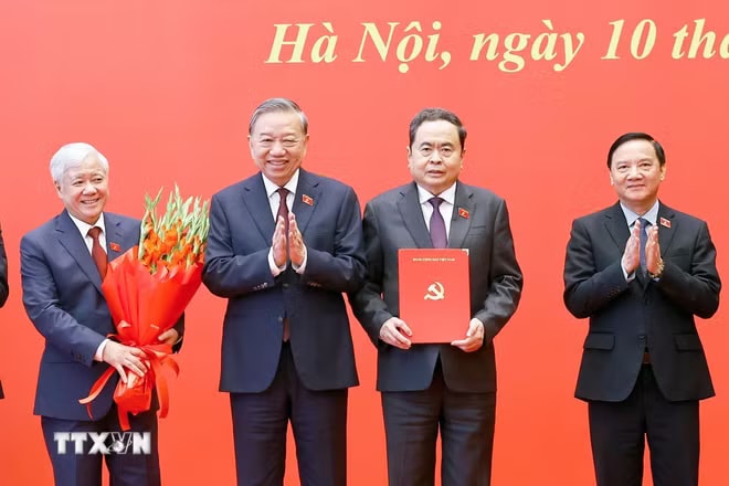 ttxvn-hoi-nghi-cong-bo-cac-quyet-dinh-ve-cong-tac-can-bo-cua-dang-uy-quoc-hoi-1.jpg