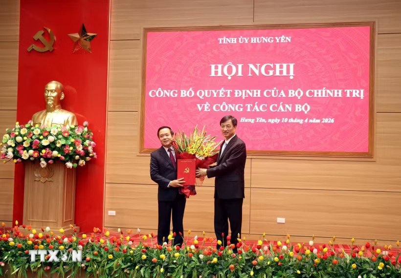 Đồng chí Nguyễn Duy Ngọc, Ủy viên Bộ Chính trị, Bí thư Trung ương Đảng, Trưởng ban Tổ chức Trung ương trao quyết định cho đồng chí Phạm Quang Ngọc, Bí thư Tỉnh ủy Hưng Yên, nhiệm kỳ 2025-2030. (Ảnh: Đinh Văn Nhiều/TTXVN)