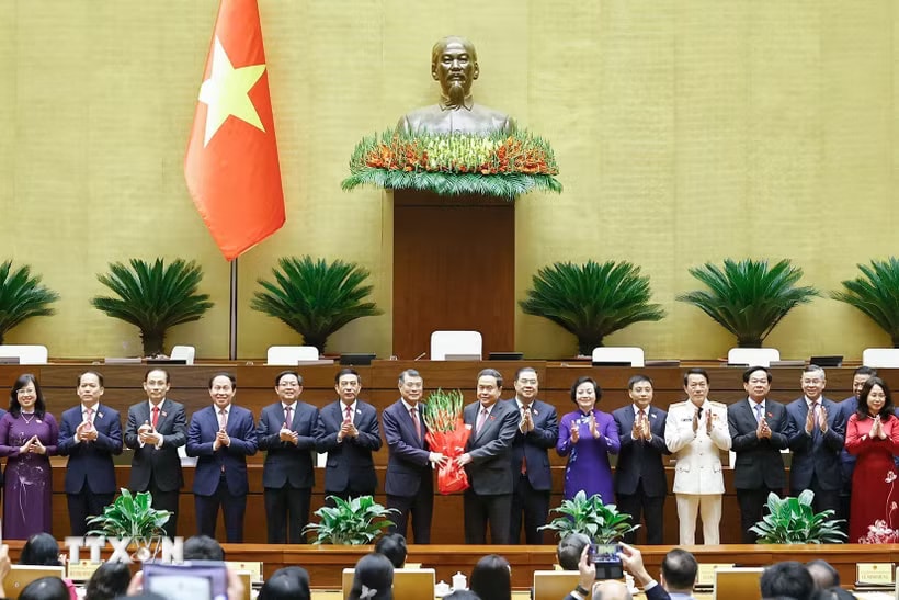 Chủ tịch Quốc hội Trần Thanh Mẫn tặng hoa chúc mừng Thủ tướng, Phó Thủ tướng Chính phủ, Bộ trưởng và thành viên khác của Chính phủ nhiệm kỳ 2026-2031. (Ảnh: Doãn Tấn/TTXVN)