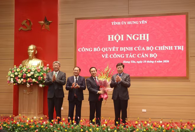 Các đồng chí Thường trực Tỉnh ủy Hưng Yên chúc mừng đồng chí Phạm Duy Ngọc, Bí thư Tỉnh ủy Hưng Yên. (Ảnh: Đinh Văn Nhiều/TTXVN) 1004-bi-thu-tinh-uy-hung-yen-pham-quang-ngoc-3.jpg