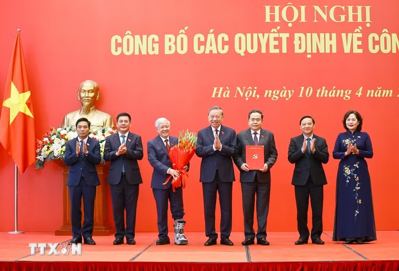 Tổng Bí thư, Chủ tịch nước Tô Lâm trao Quyết định của Bộ Chính trị về việc chỉ định Ban Chấp hành, Ban Thường vụ, Bí thư, Phó Bí thư Đảng ủy Quốc hội nhiệm kỳ 2025 -2030 cho Chủ tịch Quốc hội Trần Thanh Mẫn và các Phó Chủ tịch Quốc hội. (Ảnh: Doãn Tấn/TTXVN)