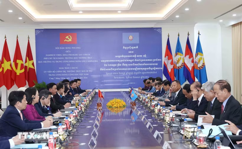 Thường trực Ban Bí thư Trần Cẩm Tú hội đàm với Phó Chủ tịch, Trưởng Ban Thường trực Ban Thường vụ CPP Say Chhum. (Ảnh: Phương Hoa/TTXVN)