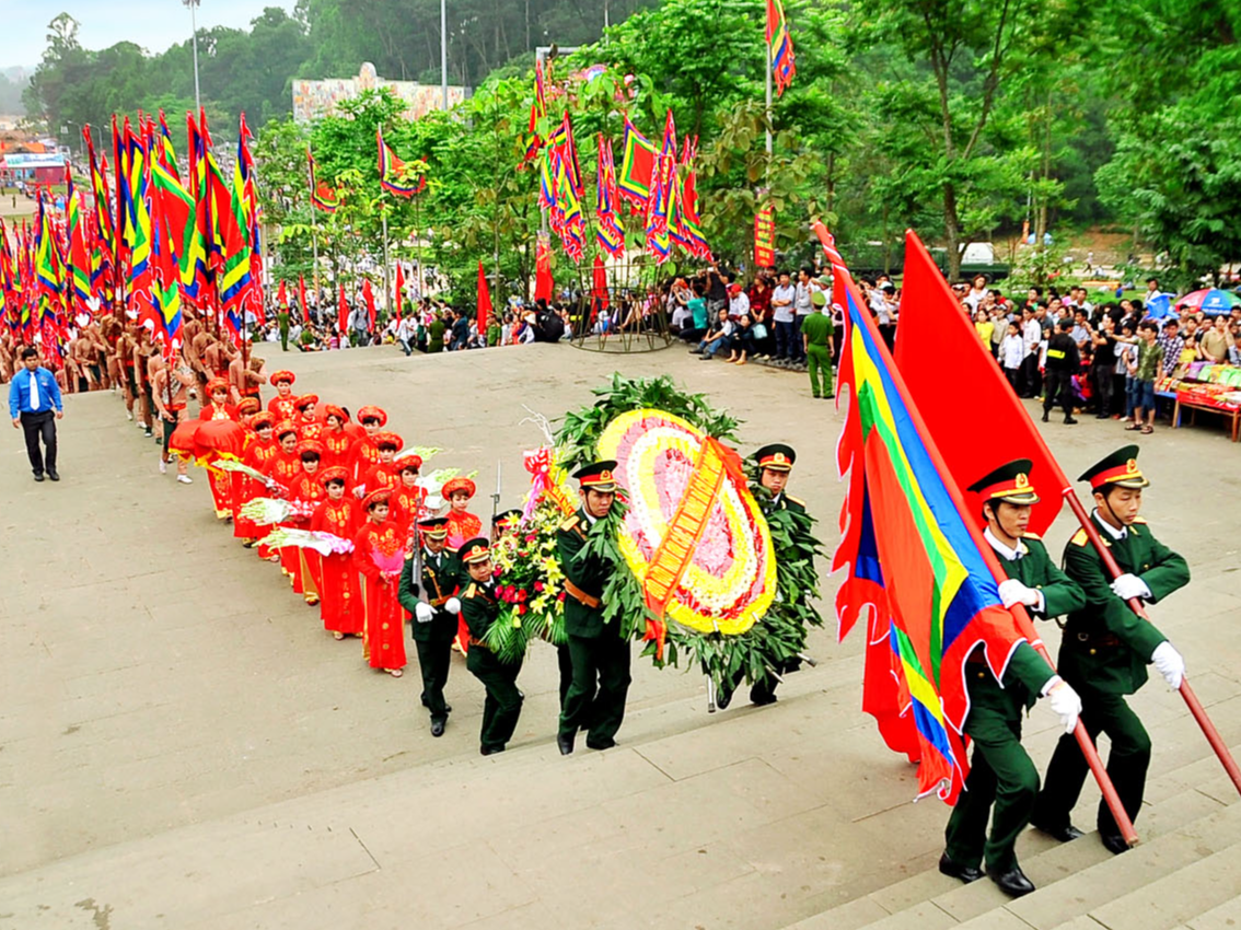 le-hoi-den-hung2.png