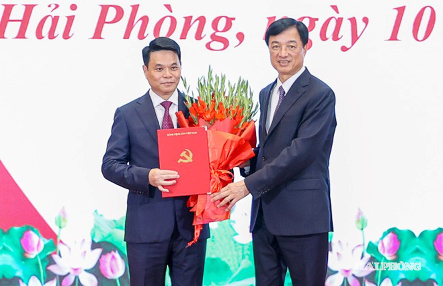 Đồng chí Nguyễn Duy Ngọc, Ủy viên Bộ Chính trị, Bí thư Trung ương Đảng, Trưởng Ban Tổ chức Trung ương trao Quyết định của Bộ Chính trị chuẩn y đồng chí Lê Ngọc Châu giữ chức Bí thư Thành ủy Hải Phòng nhiệm kỳ 2025 - 2030. Ảnh: LÊ DŨNG