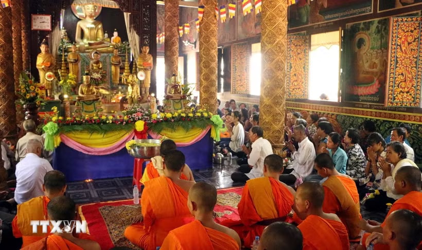 Sư sãi và bà con Phật tử Khmer tụng kinh trước khi làm Nghi lễ tắm Phật trong Tết Chôl Chnăm Thmây của đồng bào Khmer ở Sóc Trăng Sóc Trăng. (Ảnh: Trung Hiếu/TTXVN)