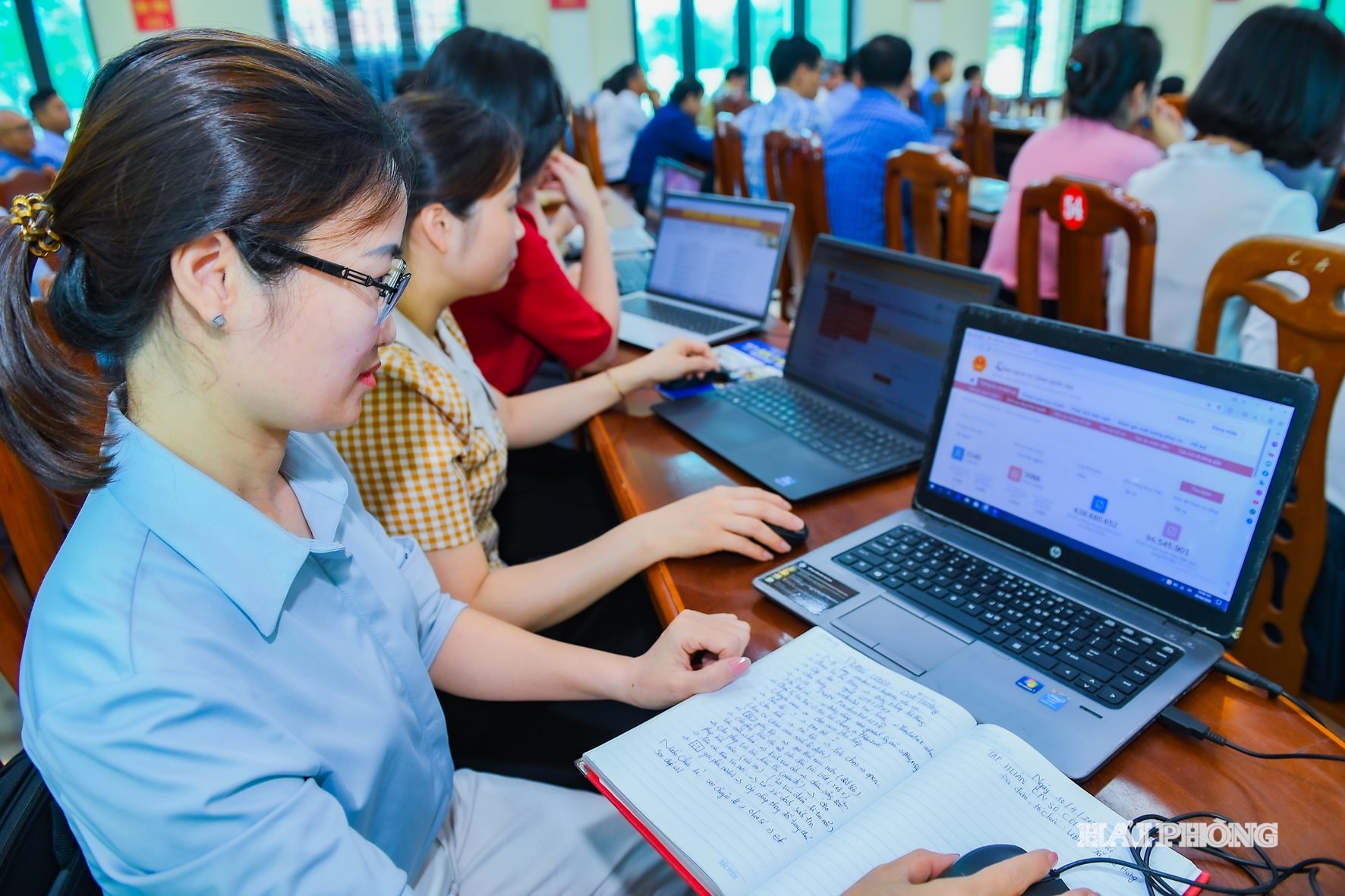 Các đại biểu được hướng dẫn sử dụng các ứng dụng trí tuệ nhân tạo như ChatGPT, Gemini, Canva…