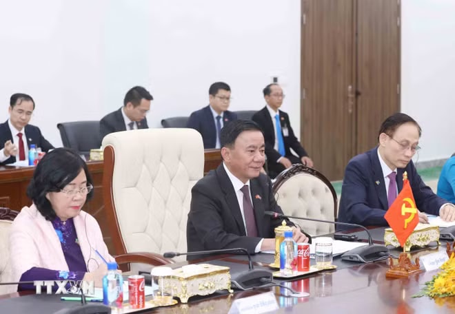 ttxvn-thuong-truc-ban-bi-thu-tran-cam-tu-hoi-dam-voi-pho-chu-tich-truong-ban-thuong-truc-ban-thuong-vu-cpp-say-chhum-8692906-13.jpg