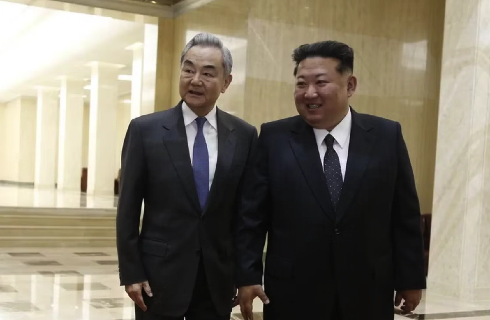Nhà lãnh đạo Triều Tiên Kim Jong Un tiếp Bộ trưởng Ngoại giao Trung Quốc Vương Nghị (trái).