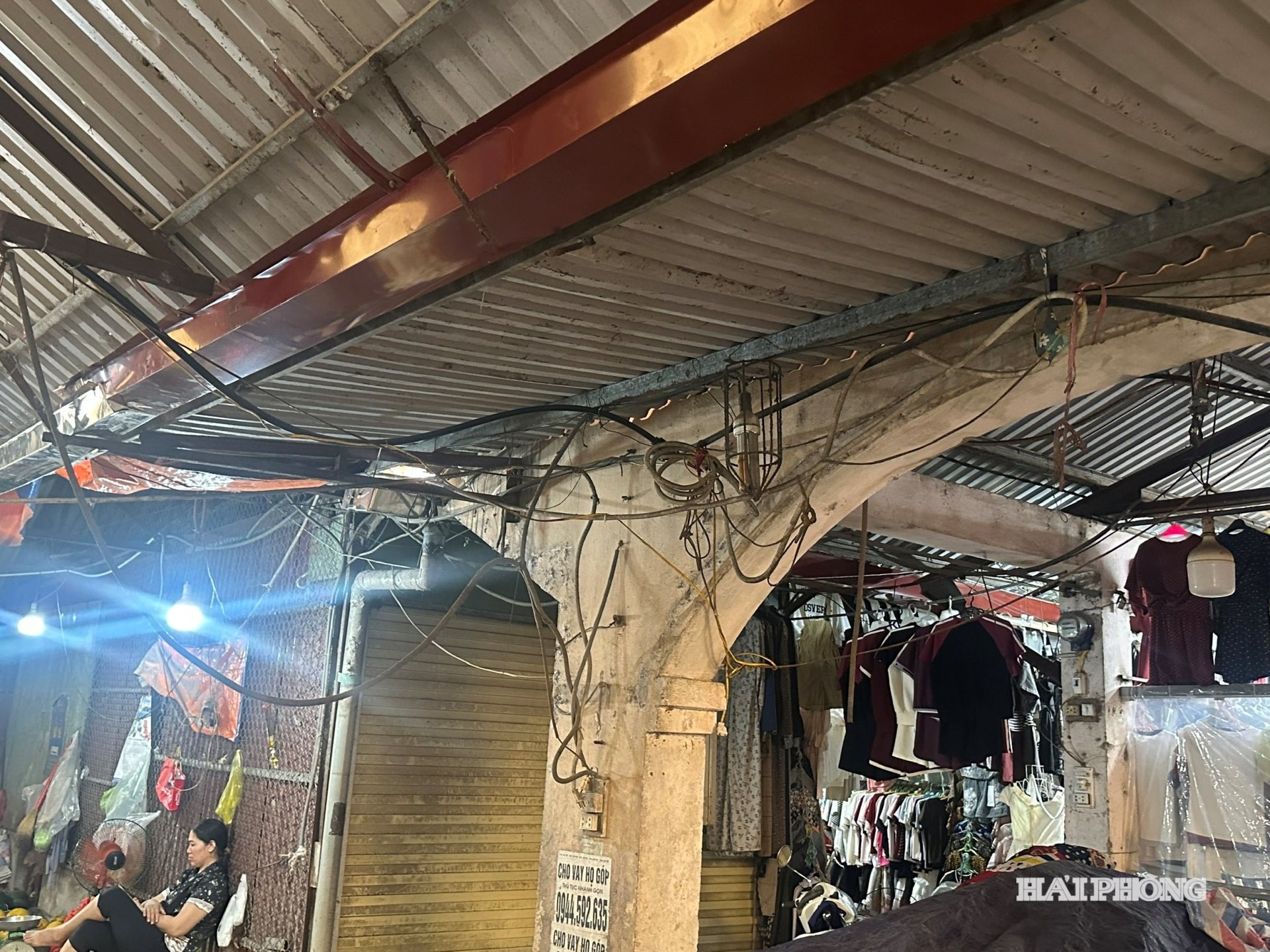 Het elektrische bedradingssysteem op de Quy Kim-markt is niet veilig.