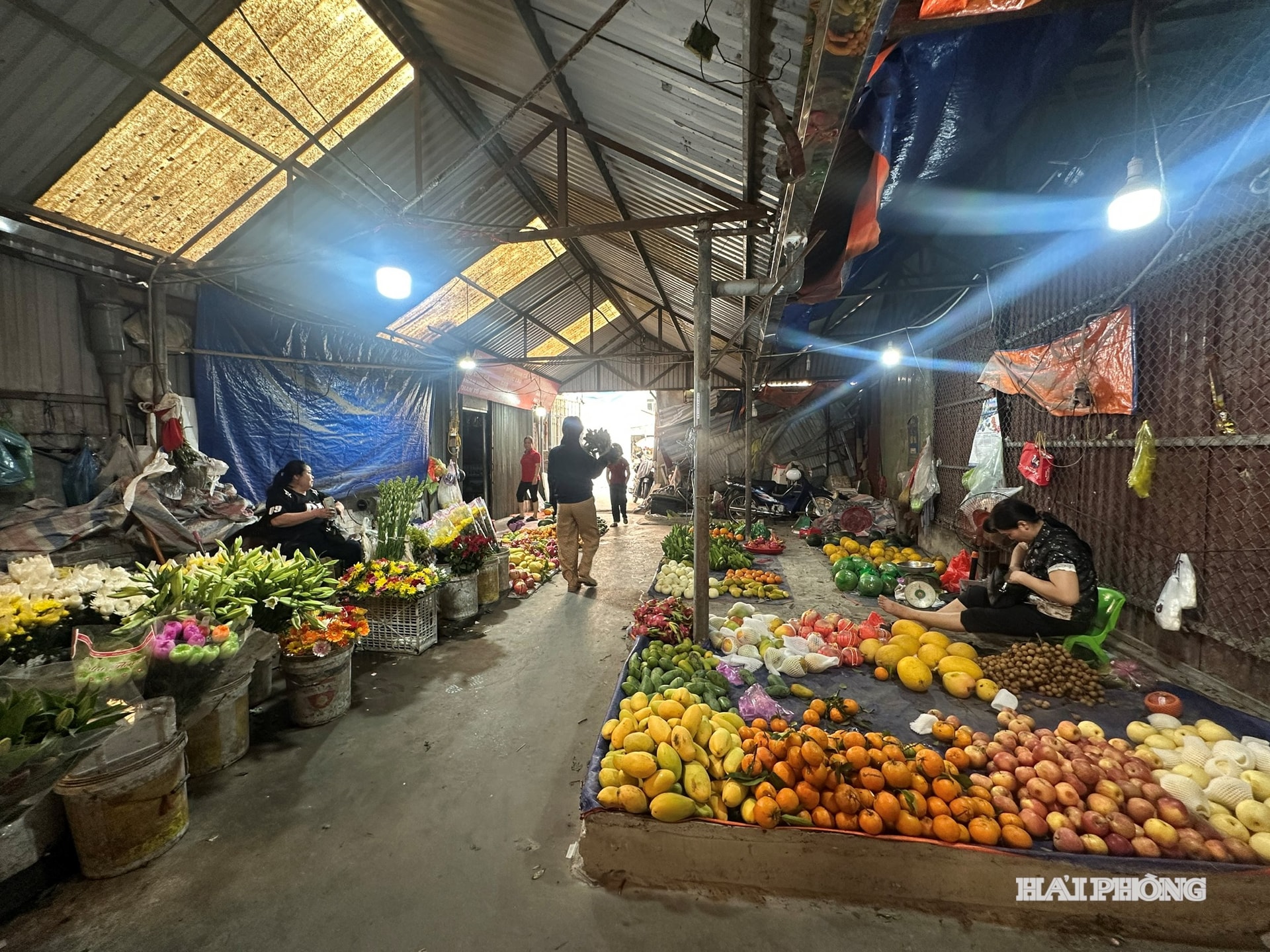 De Quy Kim-markt ligt in een laaggelegen gebied en staat daardoor bij regenachtig weer vaak onder water.