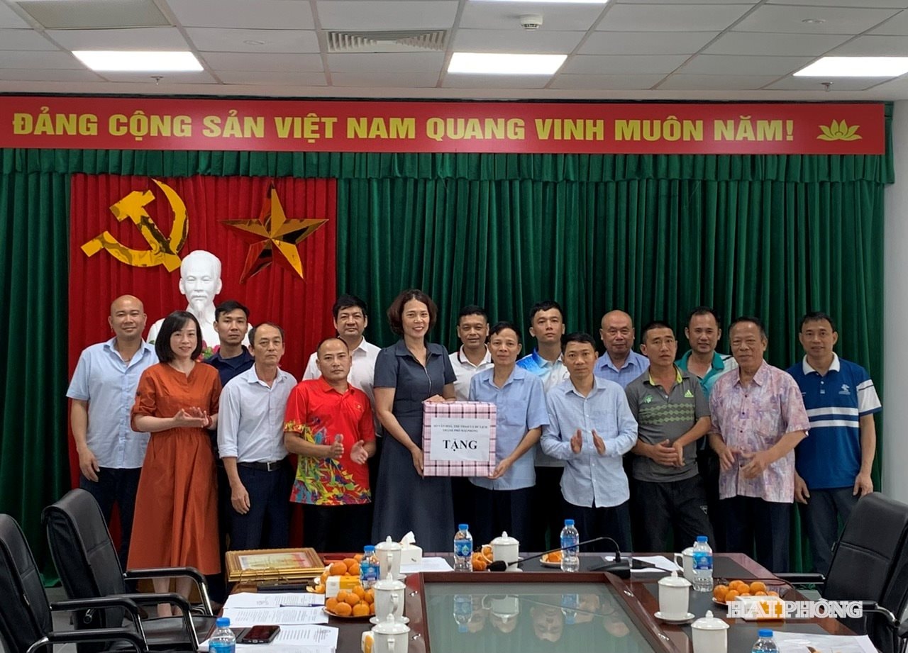 Lãnh đạo Sở Văn hóa, Thể thao và Du lịch tặng quà các vận động viên trước khi lên đường tham gia giải vô địch quốc gia năm 2026