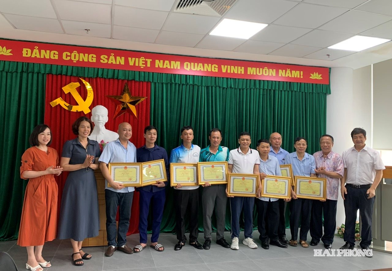 Lãnh đạo Sở Văn hóa, Thể thao và Du lịch trao Bằng khen của Chủ tịch UBND thành phố tặng các vận động viên có thành tích xuất sắc năm 2025