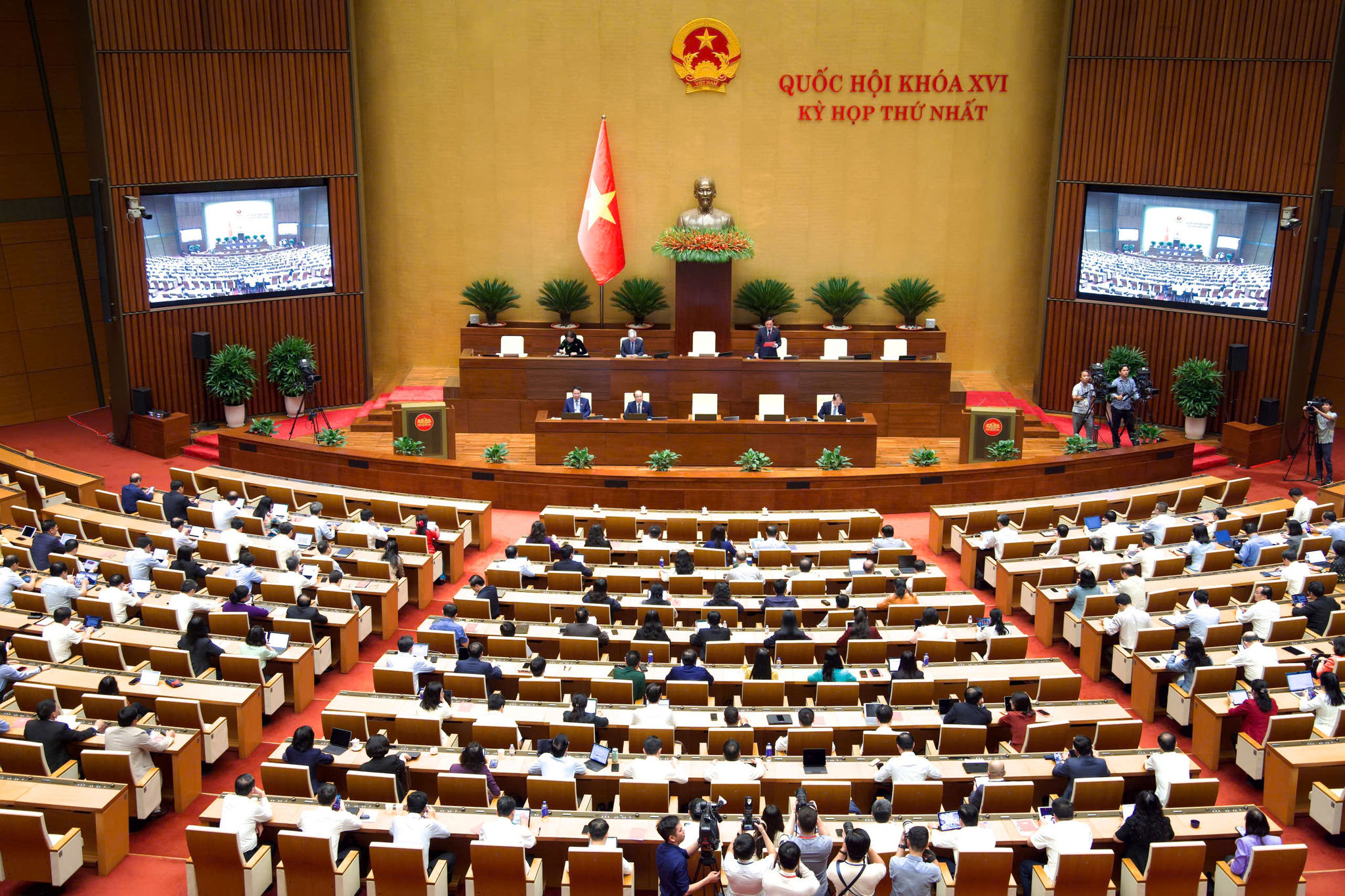 Toàn cảnh phiên thảo luận tại nghị trường tại Kỳ họp thứ nhất, Quốc hội khoá XVI ngày 11/4.
