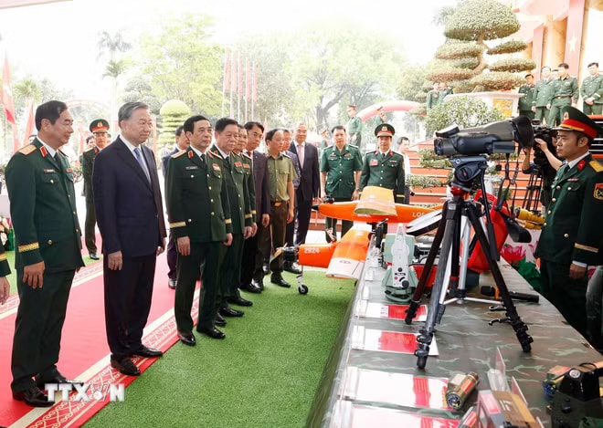 ttxvn-tong-bi-thu-chu-tich-nuoc-du-le-don-nhan-danh-hieu-anh-hung-llvt-nhan-dan-cua-quan-khu-1-14.jpg
