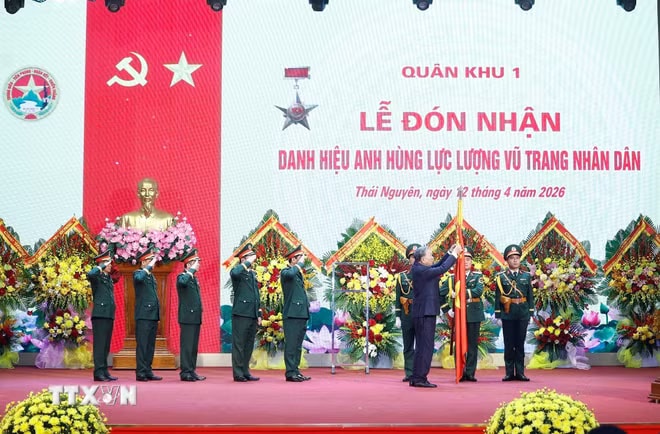 ttxvn-tong-bi-thu-chu-tich-nuoc-du-le-don-nhan-danh-hieu-anh-hung-llvt-nhan-dan-cua-quan-khu-1-5.jpg