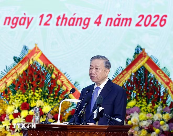 ttxvn-tong-bi-thu-chu-tich-nuoc-du-le-don-nhan-danh-hieu-anh-hung-llvt-nhan-dan-cua-quan-khu-1-4.jpg