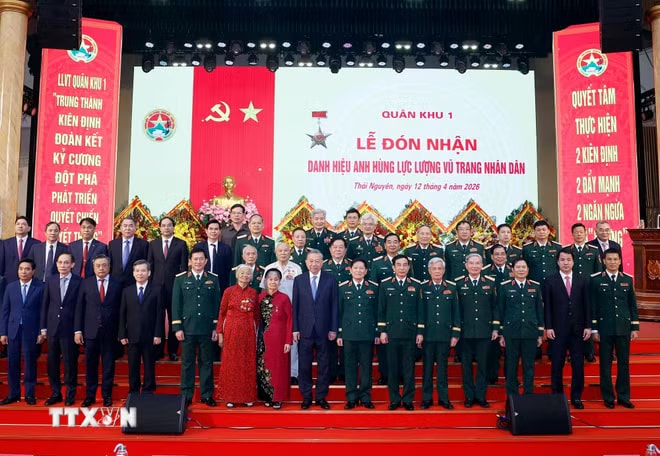 ttxvn-tong-bi-thu-chu-tich-nuoc-du-le-don-nhan-danh-hieu-anh-hung-llvt-nhan-dan-cua-quan-khu-1-12.jpg
