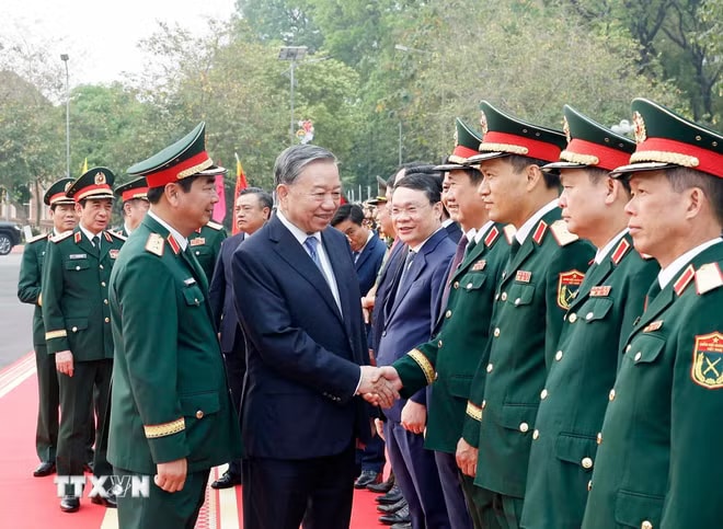 ttxvn-tong-bi-thu-chu-tich-nuoc-du-le-don-nhan-danh-hieu-anh-hung-llvt-nhan-dan-cua-quan-khu-1-9.jpg