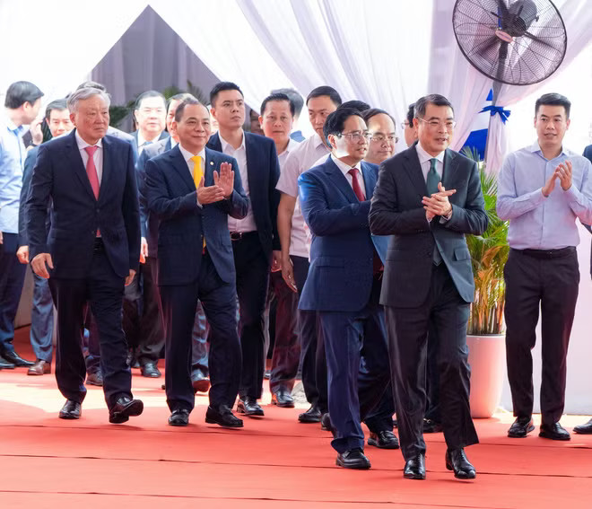Thủ tướng Chính phủ Lê Minh Hưng cùng các đại biểu tham dự lễ khởi công Dự án đường sắt tốc độ cao Hà Nội-Quảng Ninh. (Ảnh: PV/Vietnam+) thu-tuong-va-vin.jpg