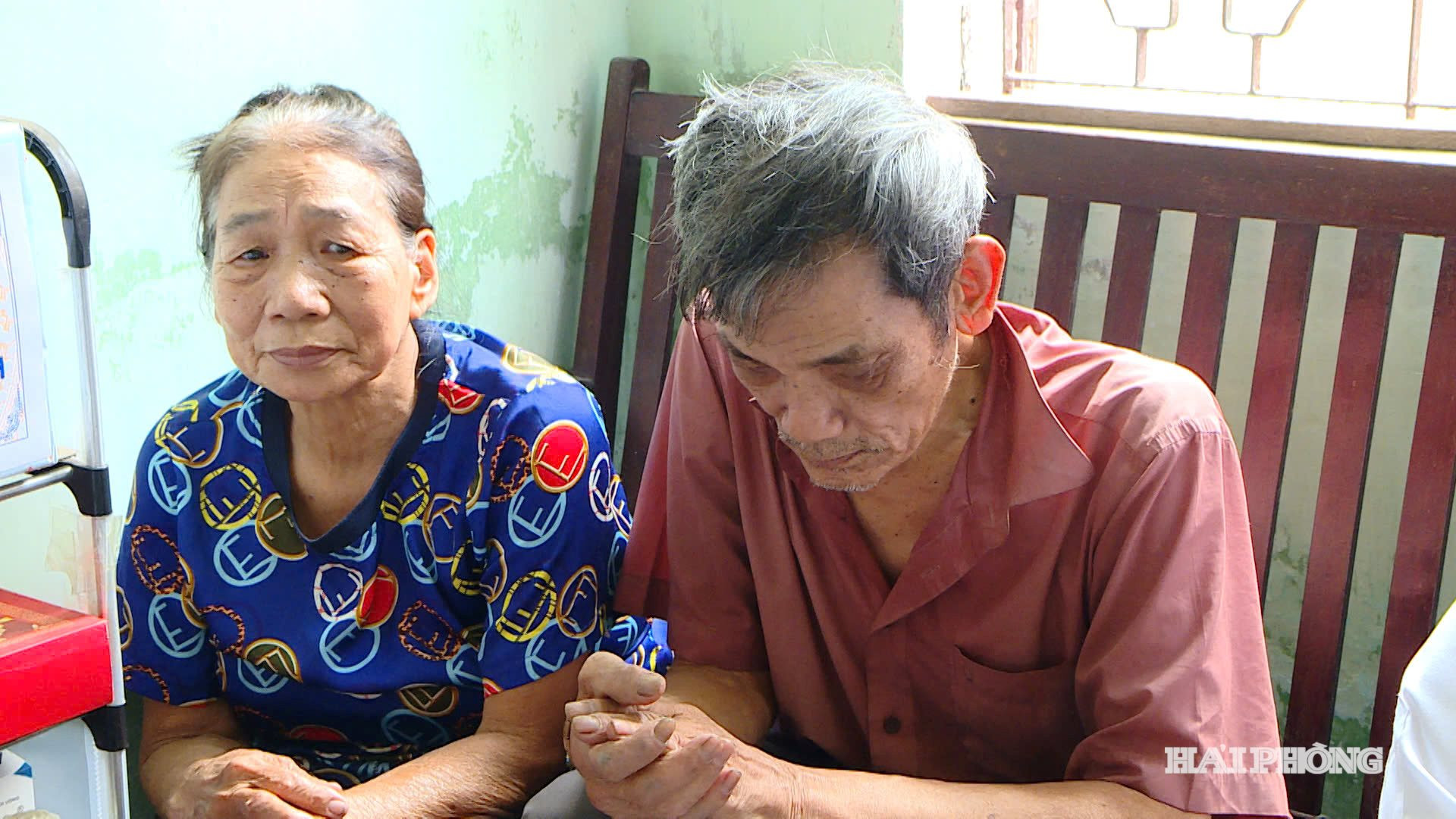 Vợ chồng ông Nguyễn Phú Vinh xúc động trước sự quan tâm của lãnh đạo thành phố, lãnh đạo phường Đồ Sơn và đơn vị tài trợ.