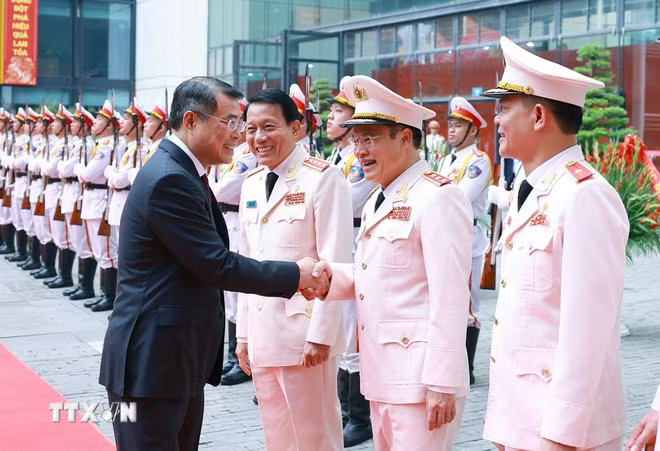Thủ tướng Lê Minh Hưng dự Lễ kỷ niệm 80 năm Ngày truyền thống lực lượng Cảnh sát Quản lý hành chính về trật tự xã hội. (Ảnh: Dương Giang/TTXVN) ttxvn-thu-tuong-le-minh-hung-du-le-ky-niem-80-nam-ngay-truyen-thong-luc-luong-canh-sat-quan-ly-hanh-chinh-ve-trat-tu-xa-hoi-2.jpg