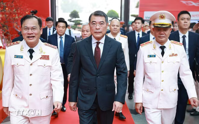 Thủ tướng Lê Minh Hưng đến dự Lễ kỷ niệm 80 năm Ngày truyền thống lực lượng Cảnh sát Quản lý hành chính về trật tự xã hội. (Ảnh: Dương Giang/TTXVN) ttxvn-thu-tuong-le-minh-hung-du-le-ky-niem-80-nam-ngay-truyen-thong-luc-luong-canh-sat-quan-ly-hanh-chinh-ve-trat-tu-xa-hoi-3.jpg