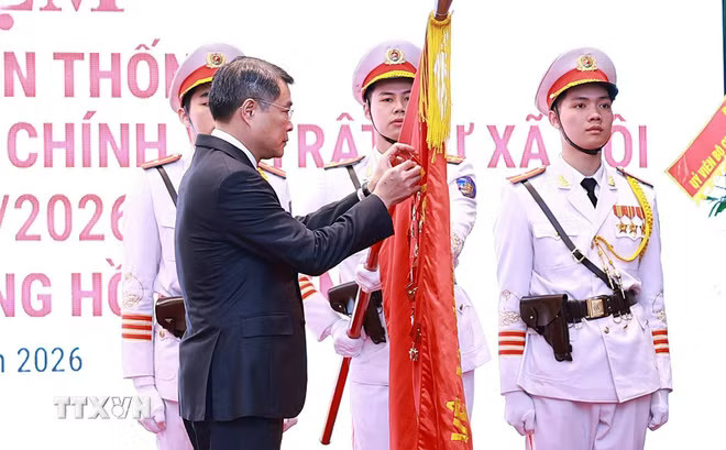 Thủ tướng Lê Minh Hưng gắn Huân chương Hồ Chí Minh lên Cờ truyền thống của lực lượng Cảnh sát Quản lý hành chính về trật tự xã hội. (Ảnh: Dương Giang/TTXVN) ttxvn-thu-tuong-le-minh-hung-du-le-ky-niem-80-nam-ngay-truyen-thong-luc-luong-canh-sat-quan-ly-hanh-chinh-ve-trat-tu-xa-hoi-7.jpg