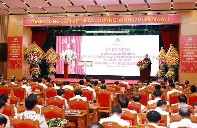 Lễ kỷ niệm 80 năm Ngày truyền thống lực lượng Cảnh sát Quản lý hành chính về trật tự xã hội. (Ảnh: Dương Giang/TTXVN) ttxvn-thu-tuong-le-minh-hung-du-le-ky-niem-80-nam-ngay-truyen-thong-luc-luong-canh-sat-quan-ly-hanh-chinh-ve-trat-tu-xa-hoi-8.jpg