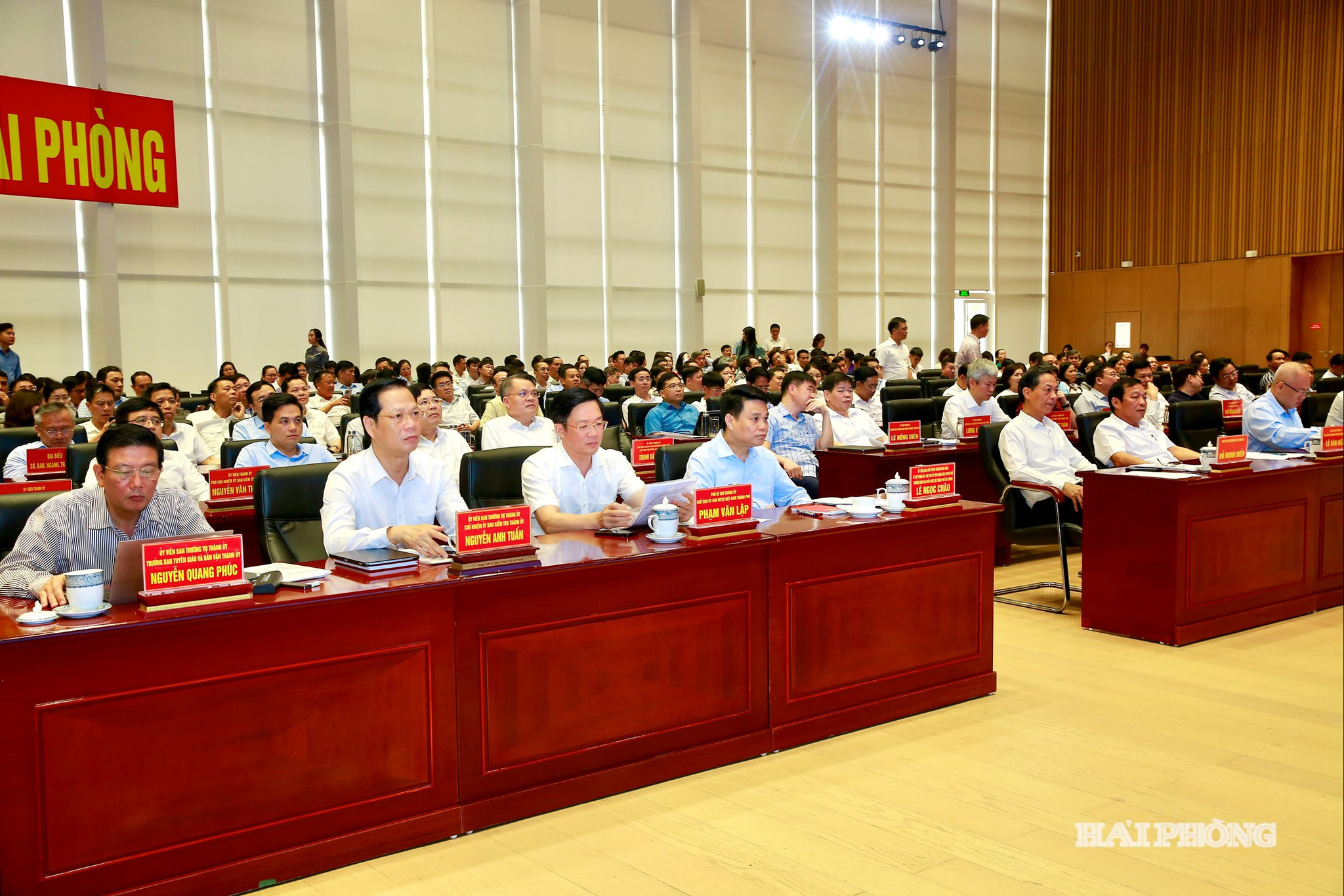 Đồng chí Lê Ngọc Châu, Uỷ viên Trung ương Đảng, Bí thư Thành uỷ, Trưởng đoàn đại biểu Quốc hội Hải Phòng cùng các đồng chí lãnh đạo thành phố dự Hội nghị quán triệt nghị quyết trực tuyến tại đầu cầu Hải Phòng.