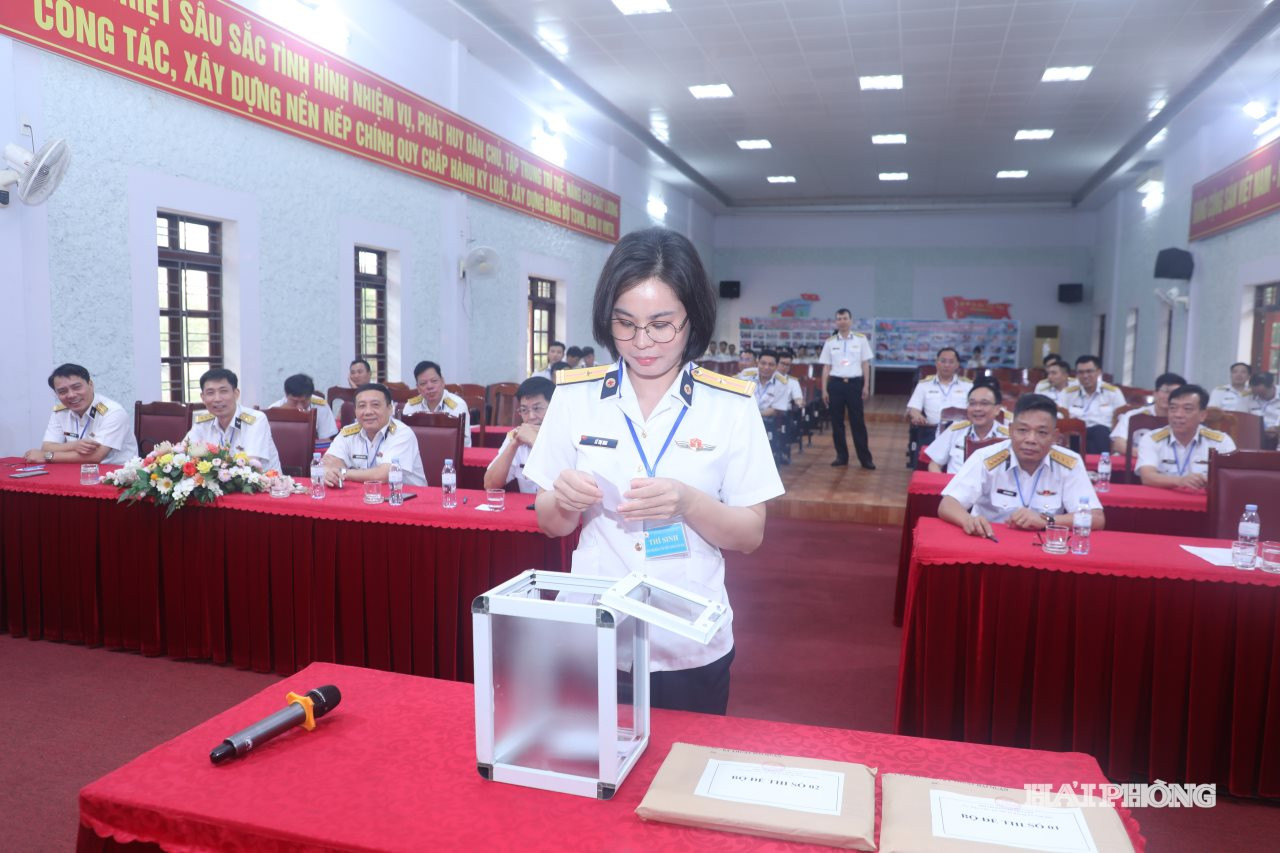 Thí sinh dự thi bốc thăm đề phần thi lý thuyết