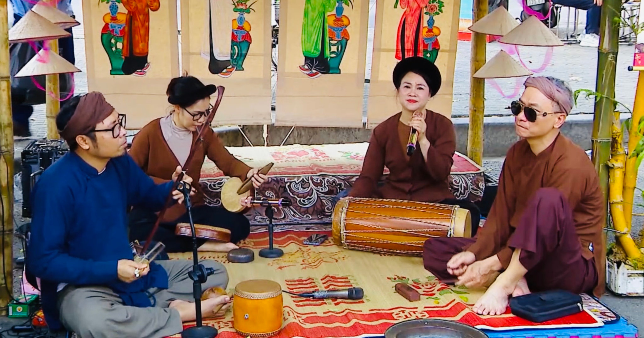 Ảnh báo in: Chiếu xẩm trình diễn định kỳ góp phần lan tỏa văn hóa dân gian đến gần hơn với người yêu xẩm và công chúng.