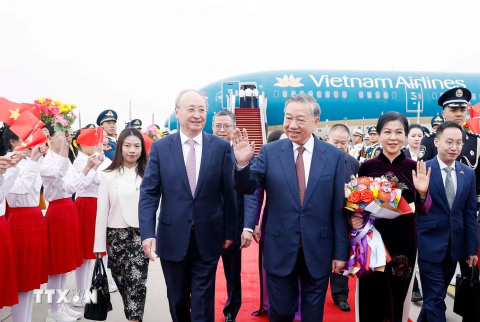 Lễ đón Tổng Bí thư, Chủ tịch nước Tô Lâm cùng Phu nhân tại sân bay quốc tế Thủ đô Bắc Kinh. (Ảnh: Thống Nhất/TTXVN)