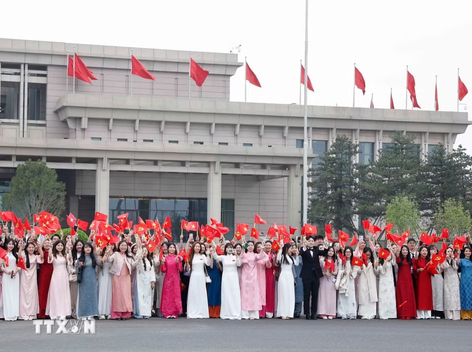 Đại biểu và kiều bào đón Tổng Bí thư, Chủ tịch nước Tô Lâm và Phu nhân tại sân bay quốc tế Thủ đô Bắc Kinh. (Ảnh: Thống Nhất/TTXVN)