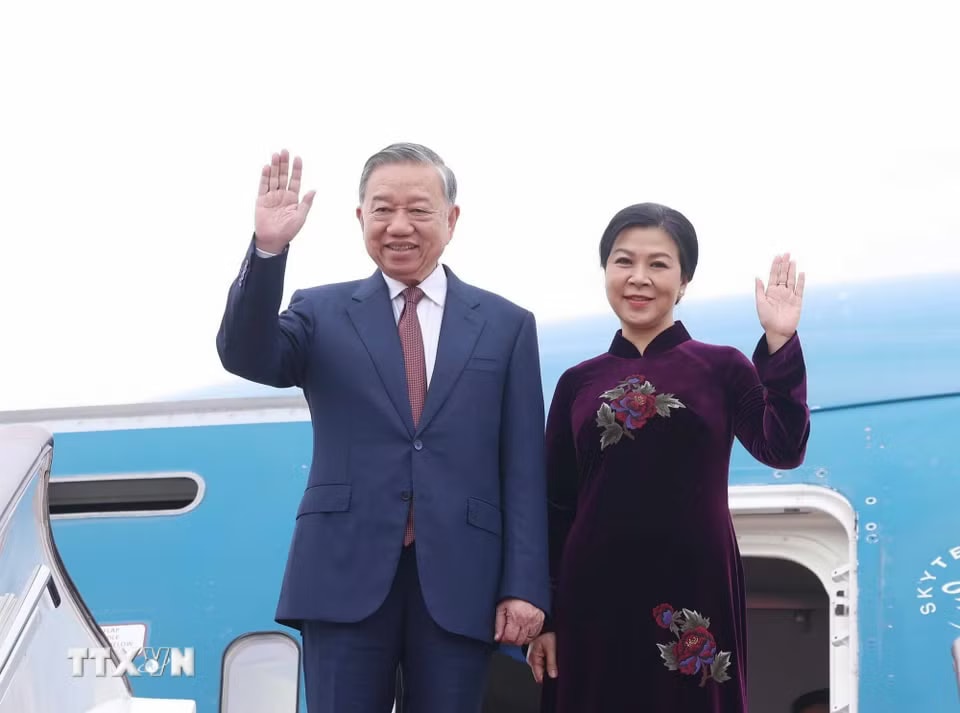 Tổng Bí thư, Chủ tịch nước Tô Lâm và Phu nhân đến sân bay quốc tế Bắc Kinh. (Ảnh: Thống Nhất/TTXVN)