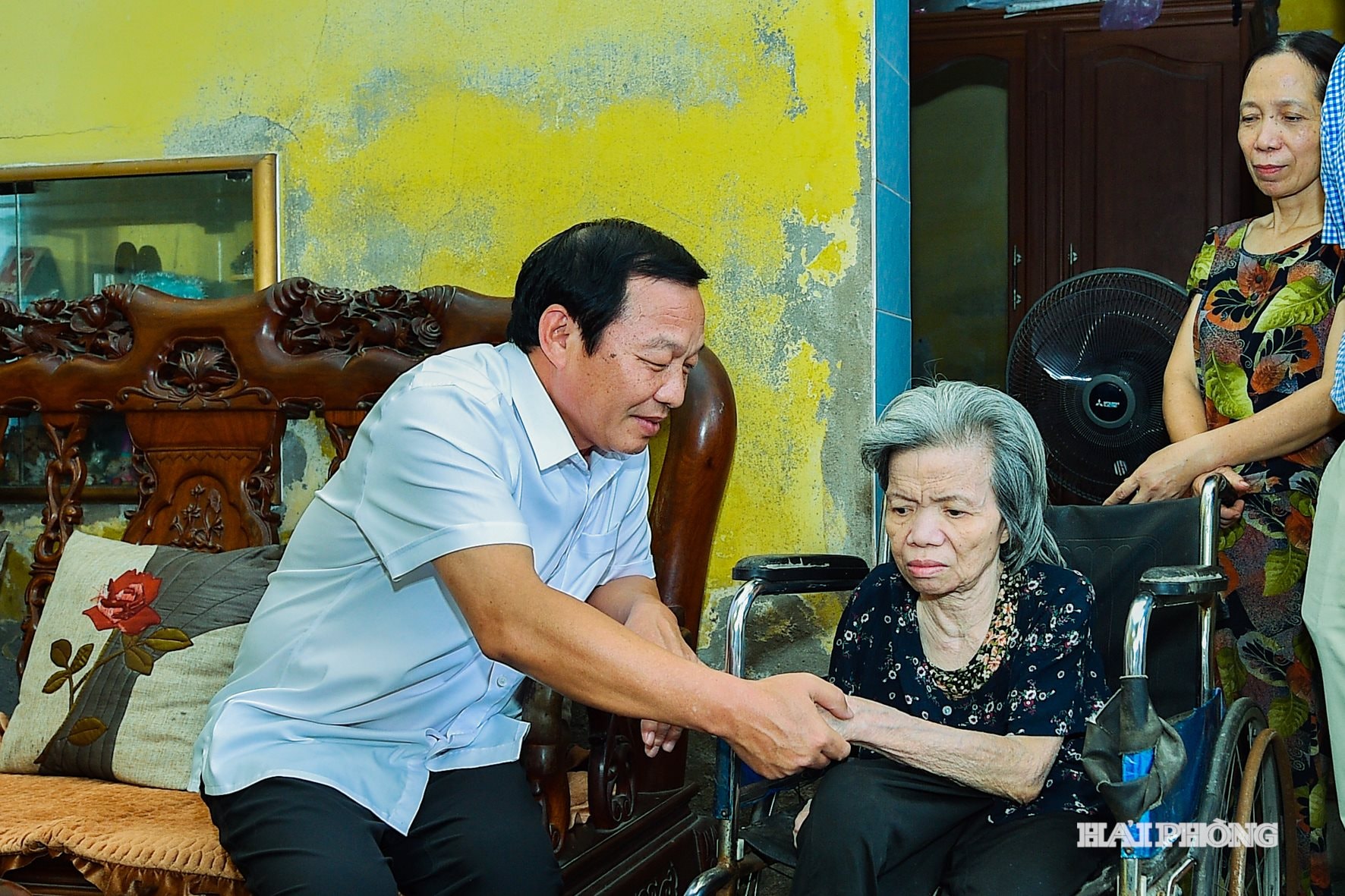 Đồng chí Lê Văn Hiệu ân cần hỏi thăm sức khỏe bà Ngu