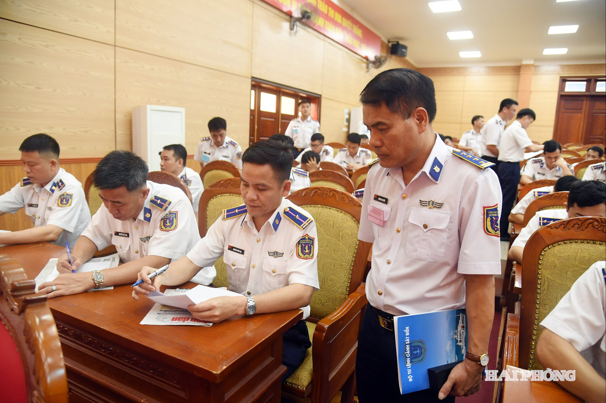 Đại tá Lương Cao Khải kiểm tra thí sinh thực hiện nội dung thi lý thuyết chuyên ngành