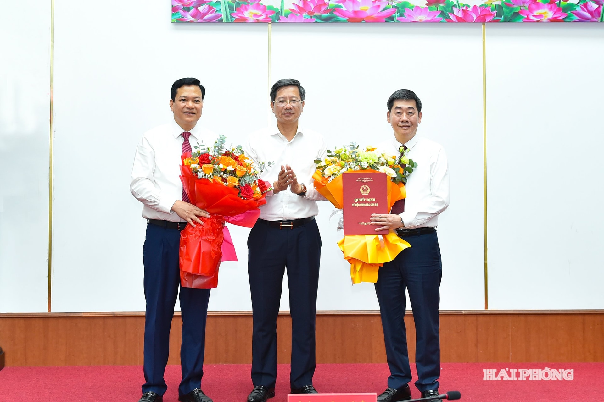 Đồng chí Lê Anh Quân, Phó Chủ tịch Thường trực UBND thành phố trao quyết định và chúc mừng các đồng chí Hoàng Văn Thực, Nguyễn Hoàng Long.