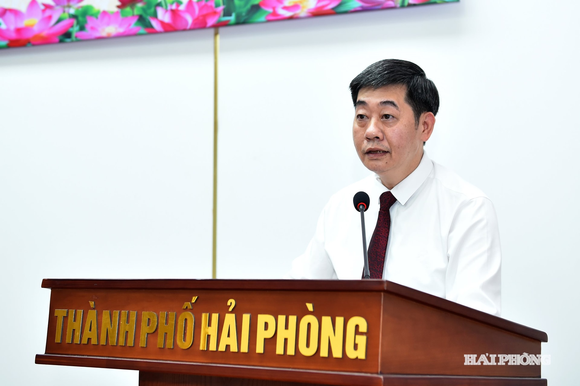 Đồng chí Nguyễn Hoàng Long, Quyền Chánh Văn phòng UBND thành phố phát biểu nhận nhiệm vụ.