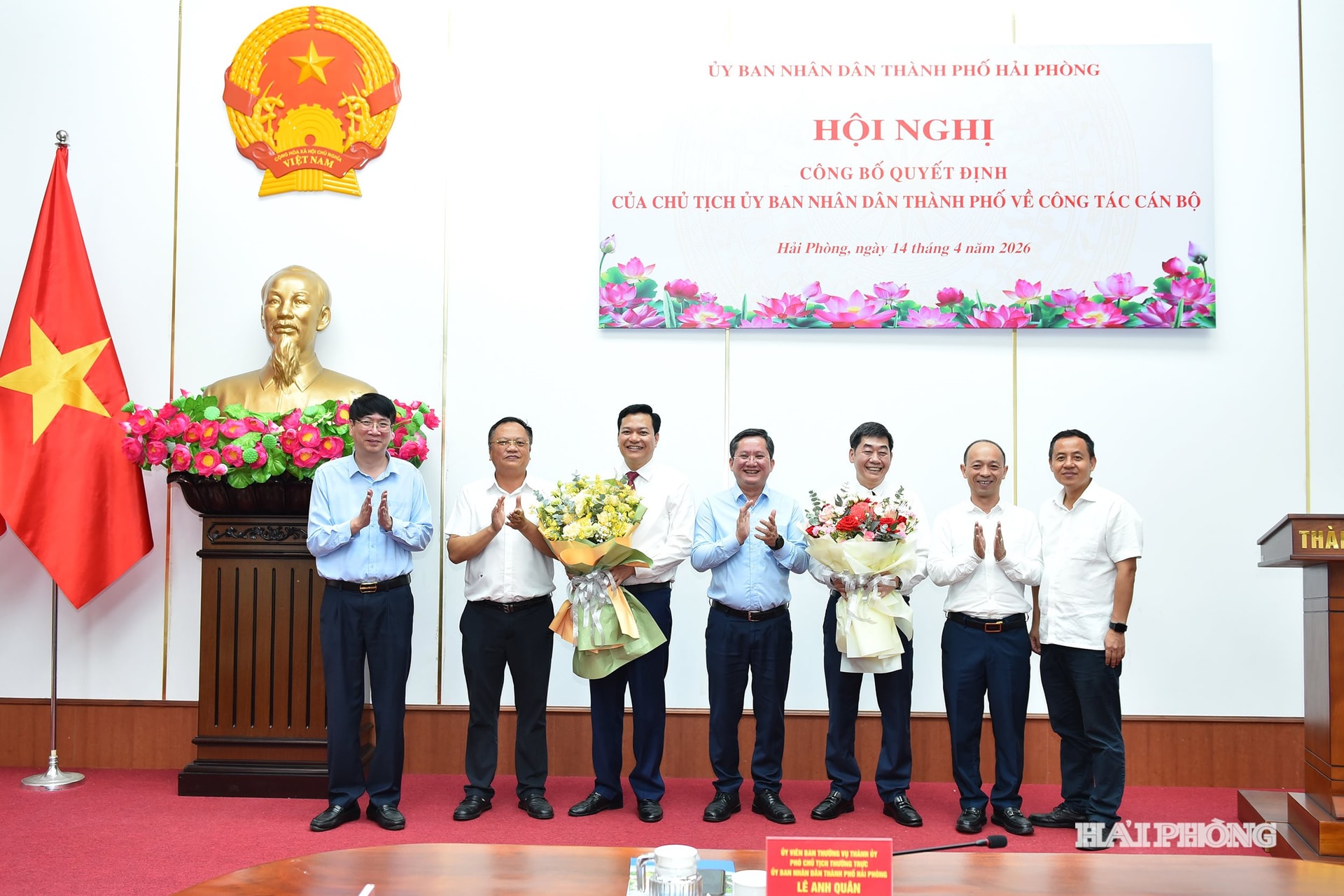 Lãnh đạo Văn phòng UBND thành phố chúc mừng các đồng chí Hoàng Văn Thực, Nguyễn Hoàng Long.