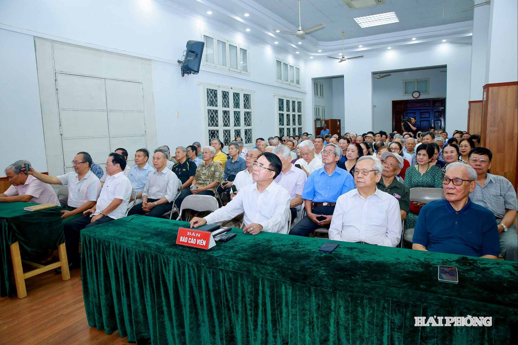 Các hội viên CLB Bạch Đằng dự sinh hoạt Thòi sự-Chính trị.
