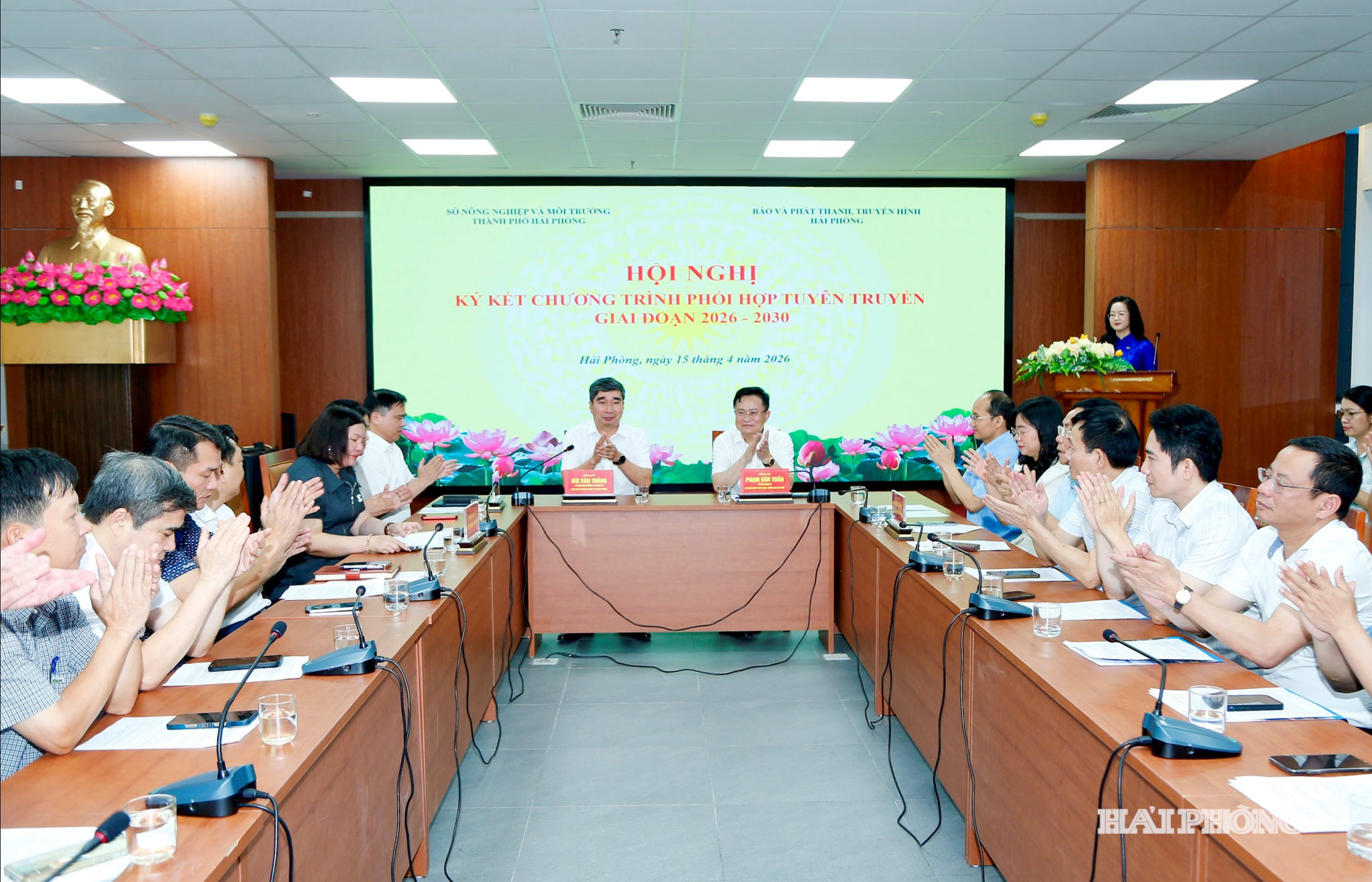 Quang cảnh hội nghị ký kết chương trình phối hợp tuyên truyền.